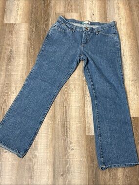 Wrangler CASH  Straight Leg Women's Jeans in Medium Blue
